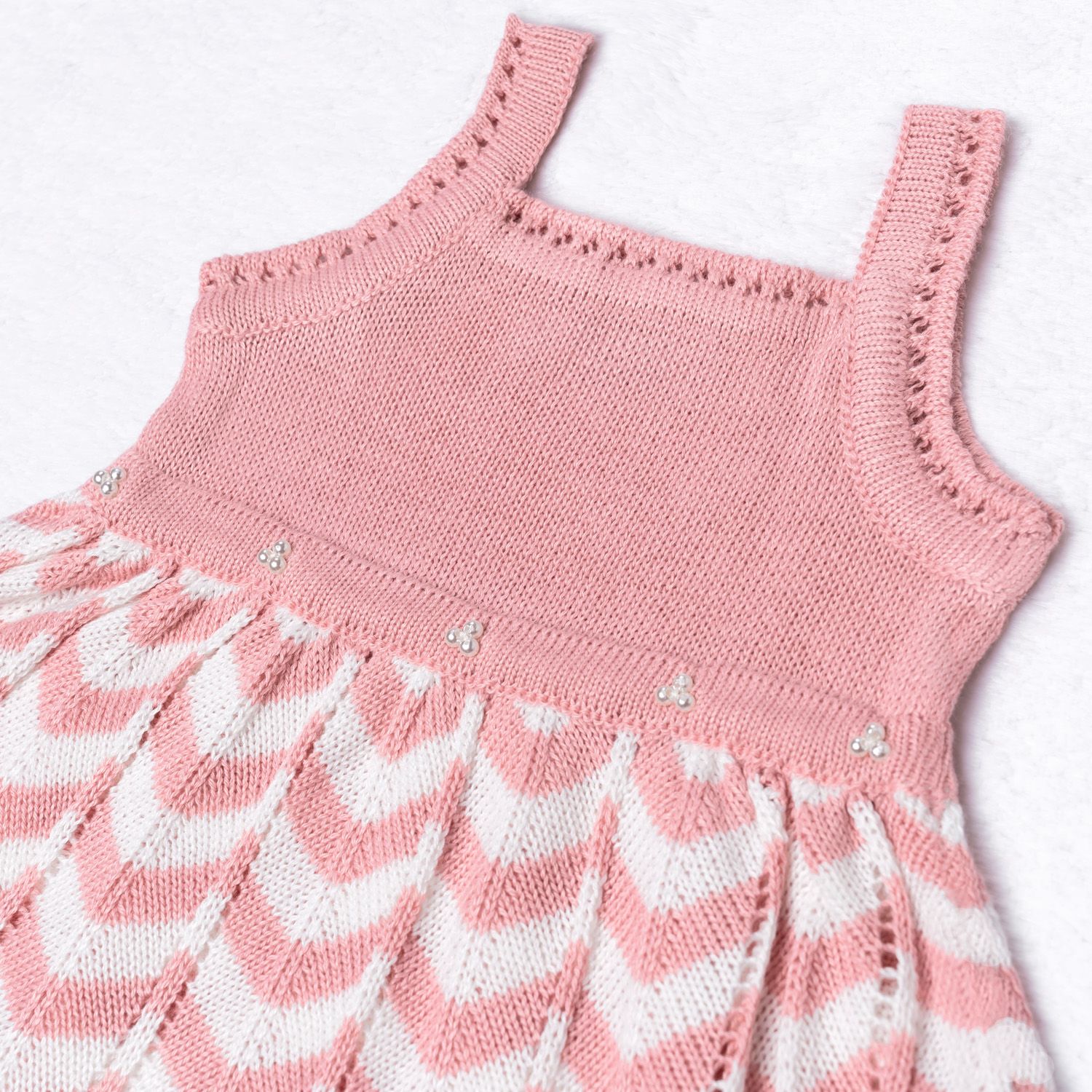 Vestido Tricot Plissado Chevron com Pérolas Rosa e Branco